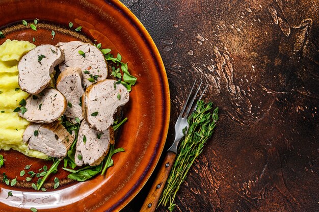 Bistecca di carne di filetto di maiale arrosto su un piatto con purè di patate