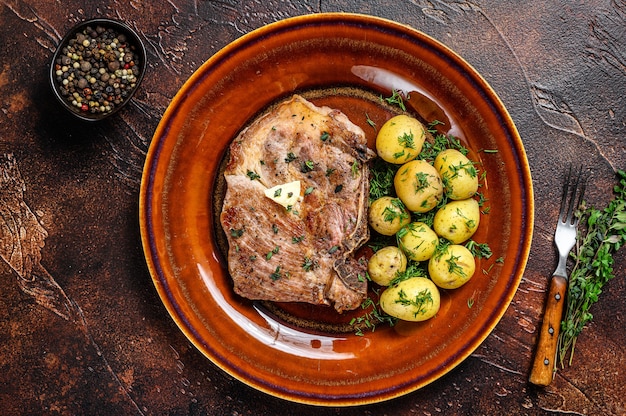 Bistecca di carne di lonza di maiale barbecue con patate