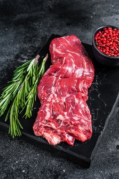 Bistecca di carne di manzo cruda gonna machete su tavola di marmo