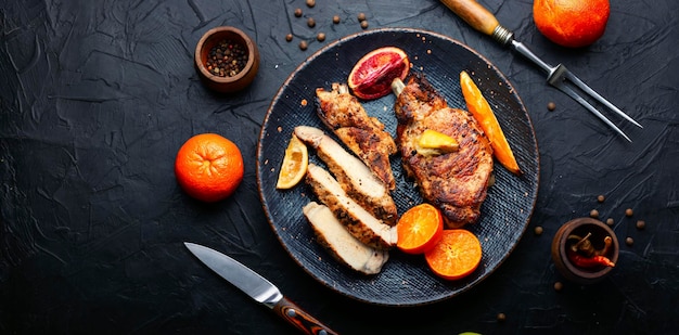 Bistecca di carne fritta nel barbecue di frutta