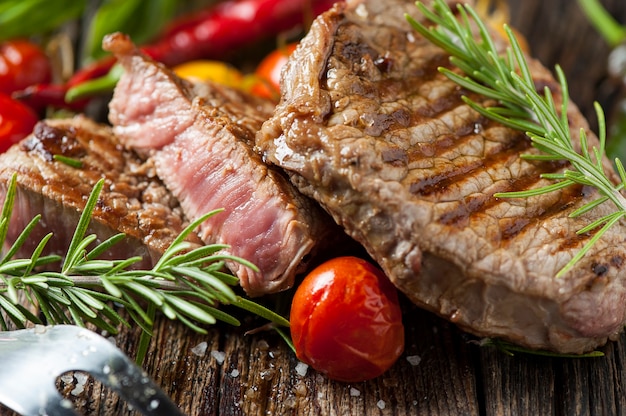 Bistecca di carne sul tavolo di legno