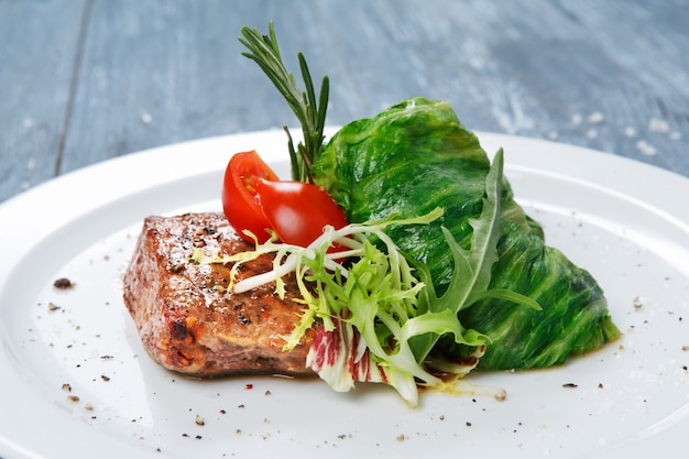 Bistecca di cibo sano del ristorante e rotolo di cavolo