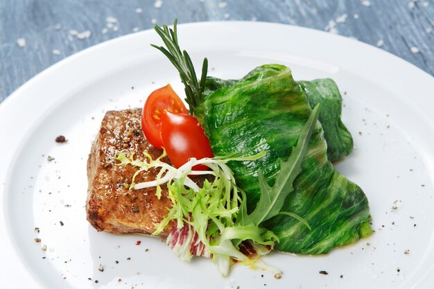 Bistecca di cibo sano del ristorante e rotolo di cavolo