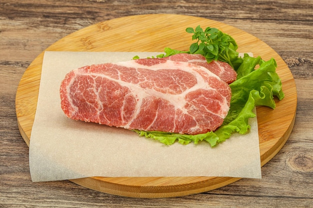 Bistecca di collo di carne di maiale cruda per griglia