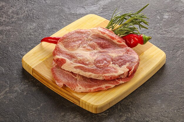 Bistecca di collo di carne di maiale cruda