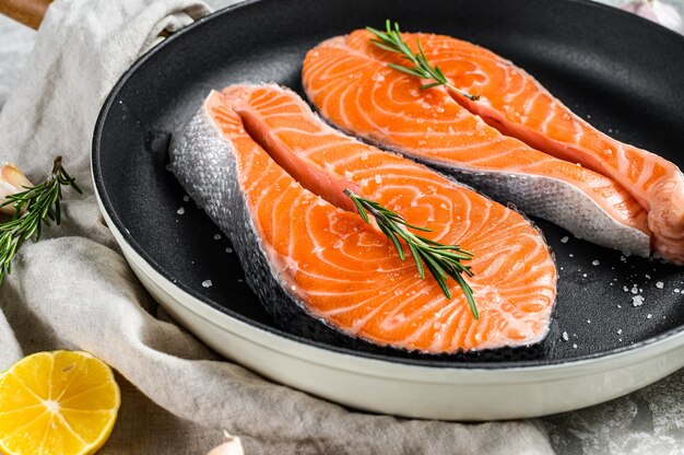 Bistecca di color salmone crudo su una padella