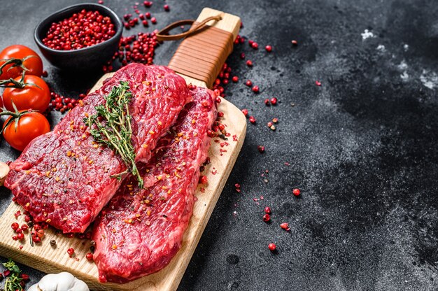 Bistecca di Denver in marmo di manzo su un tagliere.