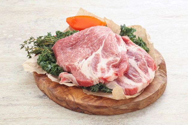 Bistecca di fetta di collo di maiale cruda per cucinare