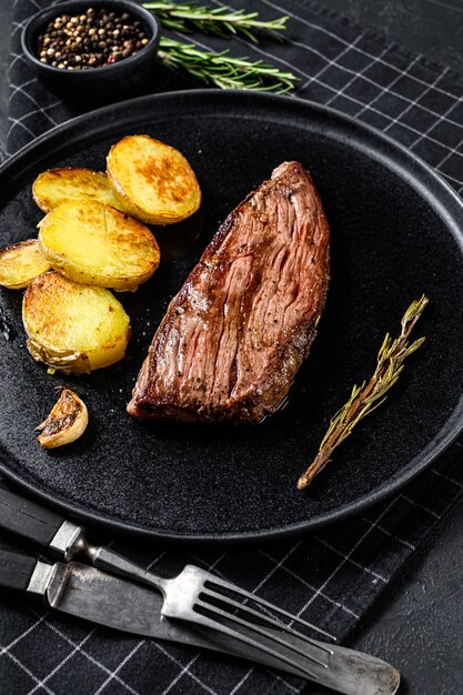 Bistecca di fianco di wagyu invecchiata asciutta del barbecue. Sfondo nero. Vista dall'alto