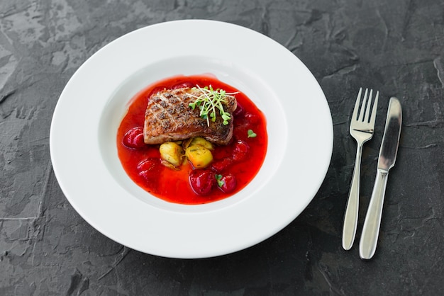 Bistecca di filetto d&#39;anatra con fragole caramellate e melanzane