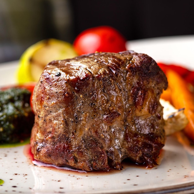 Bistecca di filetto di manzo alla griglia Filet mignon con verdure grigliate e salsa al pesto