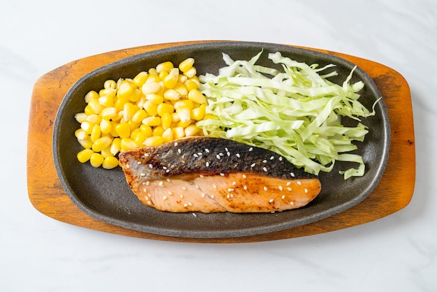 bistecca di filetto di salmone alla griglia su piastra calda