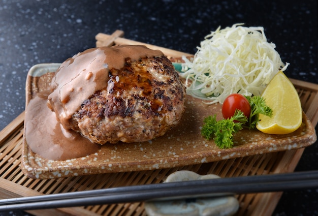 Bistecca di hamburger in stile giapponese con illuminazione interna di salsa di sugo.