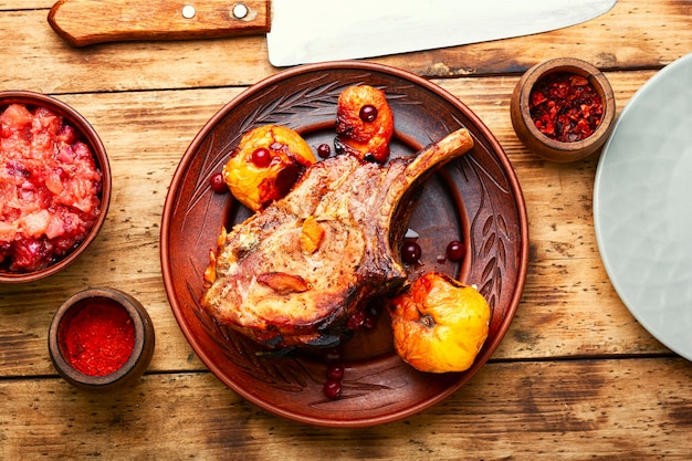 Bistecca di maiale arrosto con mele cotogne.Carne fritta deliziosa