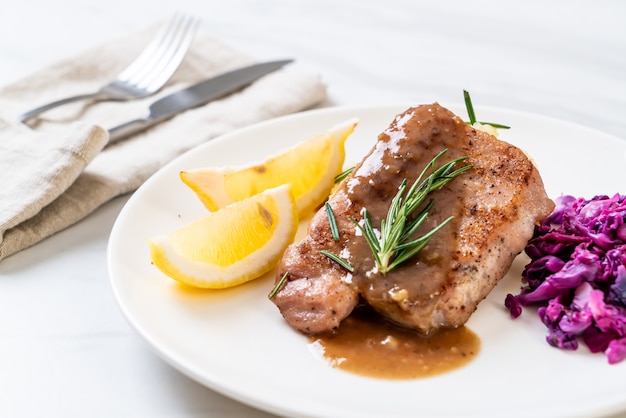 bistecca di maiale con cavolo rosso e purè di patate