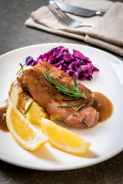 bistecca di maiale con cavolo rosso e purè di patate