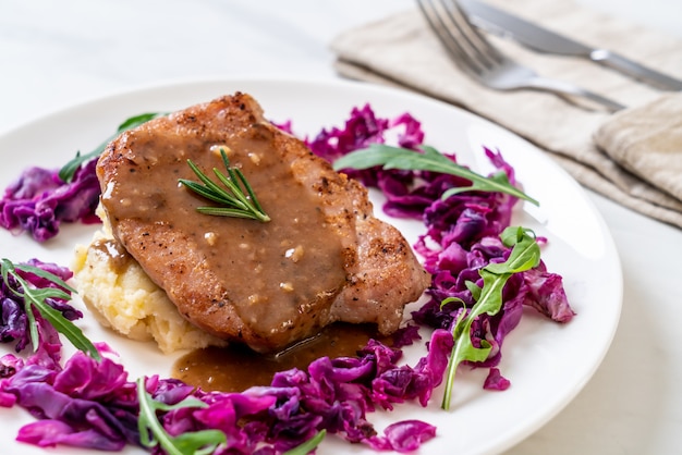 bistecca di maiale con cavolo rosso e purè di patate