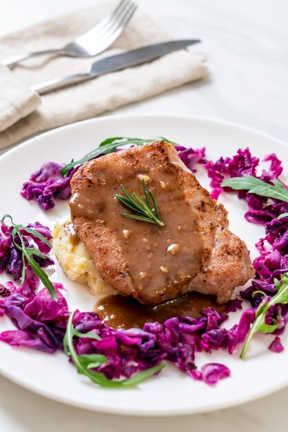 bistecca di maiale con cavolo rosso e purè di patate