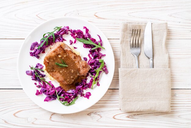 bistecca di maiale con cavolo rosso e purè di patate