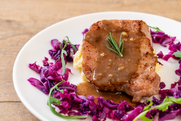 bistecca di maiale con cavolo rosso e purè di patate