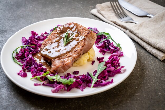 bistecca di maiale con cavolo rosso e purè di patate