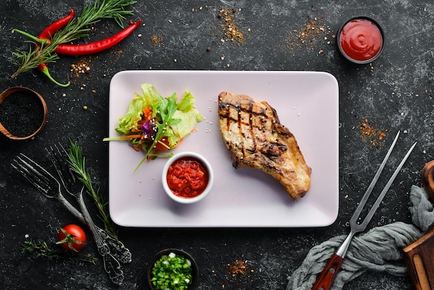 Bistecca di maiale con osso con insalata e salsa Vista dall'alto Spazio libero per il testo