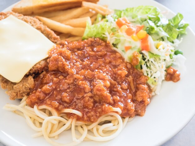 Bistecca di maiale con pane e spaghetti