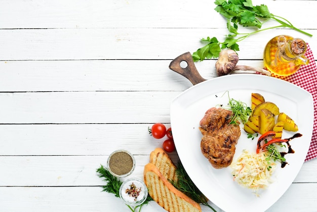 Bistecca di maiale con patate e crauti Vista dall'alto Spazio libero per il testo