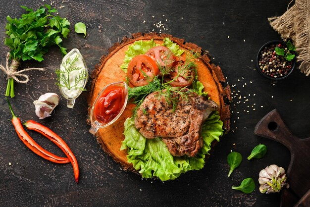 Bistecca di maiale con verdure Barbecue Vista dall'alto Spazio libero per il testo