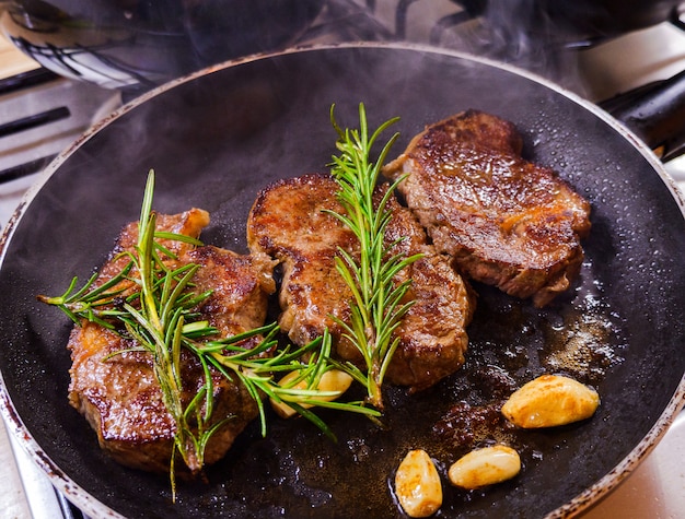 Bistecca di manzo alla brace alla griglia in padella, cottura bistecca nel vieww superiore della cucina