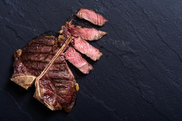 Bistecca di manzo alla griglia con carne alla griglia