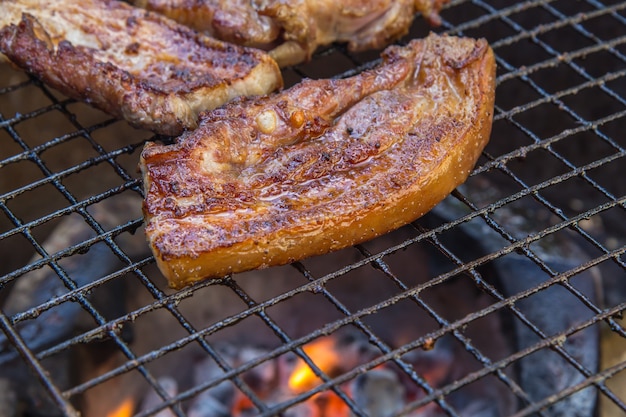 Bistecca di manzo alla griglia con fiamme.