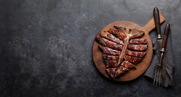 Bistecca di manzo alla griglia con osso a fette