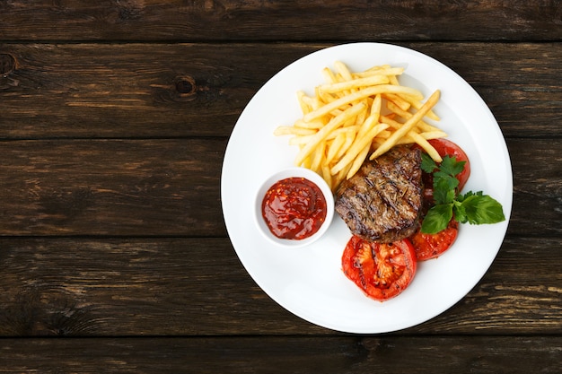 bistecca di manzo alla griglia con patatine fritte