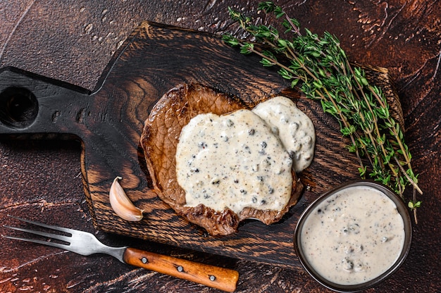 Bistecca di manzo alla griglia con salsa di pepe