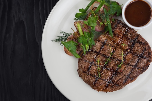 Bistecca di manzo alla griglia con verdure