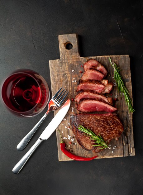 Bistecca di manzo alla griglia con vino rosso, erbe e spezie. Vista dall'alto