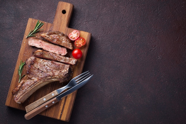 Bistecca di manzo alla griglia cowboy.