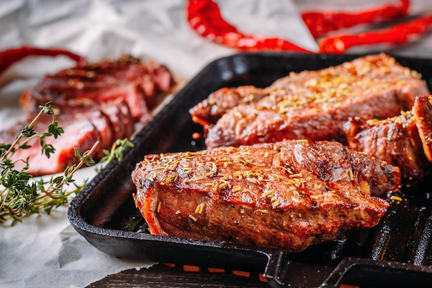 Bistecca di manzo alla griglia in padella, da vicino