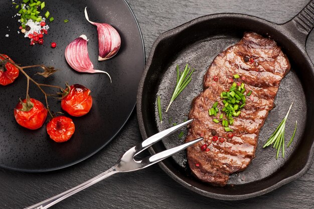 Bistecca di manzo alla griglia in padella di ghisa con verdure al forno