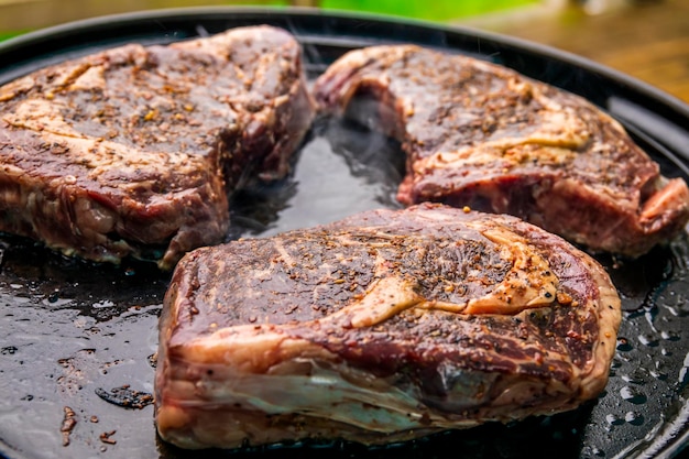 Bistecca di manzo alla griglia sul primo piano della griglia