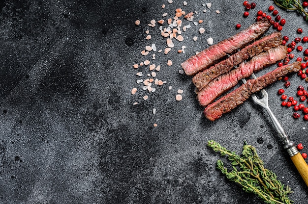 Bistecca di manzo alla griglia sul tavolo