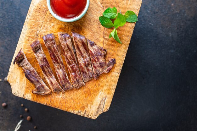 bistecca di manzo carne succosa barbecue alla griglia barbecue sul tavolo pasto sano snack spazio copia cibo