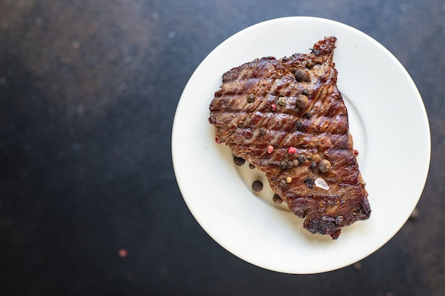 bistecca di manzo carne succosa barbecue alla griglia barbecue sul tavolo pasto sano snack spazio copia cibo