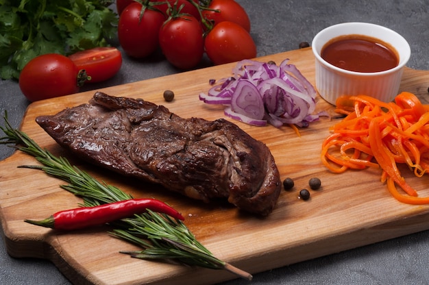 Bistecca di manzo con cipolla rossa, carota e salsa di pomodoro