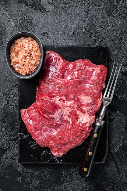 Bistecca di manzo con gonna o machete carne cruda pronta per la cottura Sfondo nero Vista dall'alto