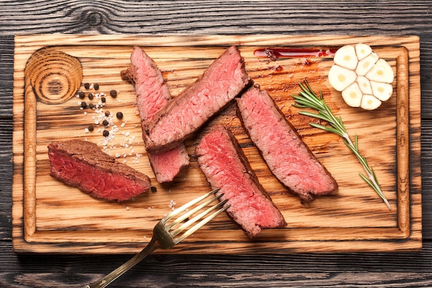 Bistecca di manzo con vista dall'alto di aglio e rosmarino