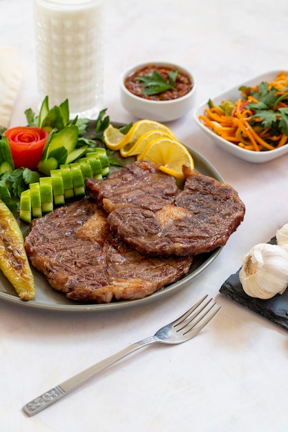 Bistecca di manzo cotta ribeye su sfondo bianco bistecca di manzo alla griglia