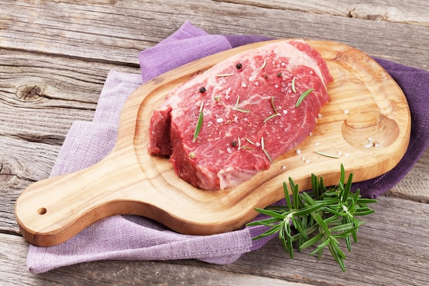 Bistecca di manzo cruda con spezie ed erbe aromatiche