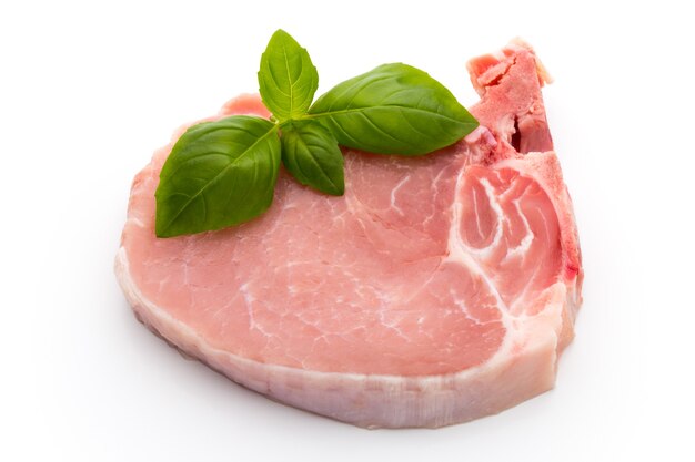 Bistecca di manzo cruda fresca isolata, vista dall'alto.